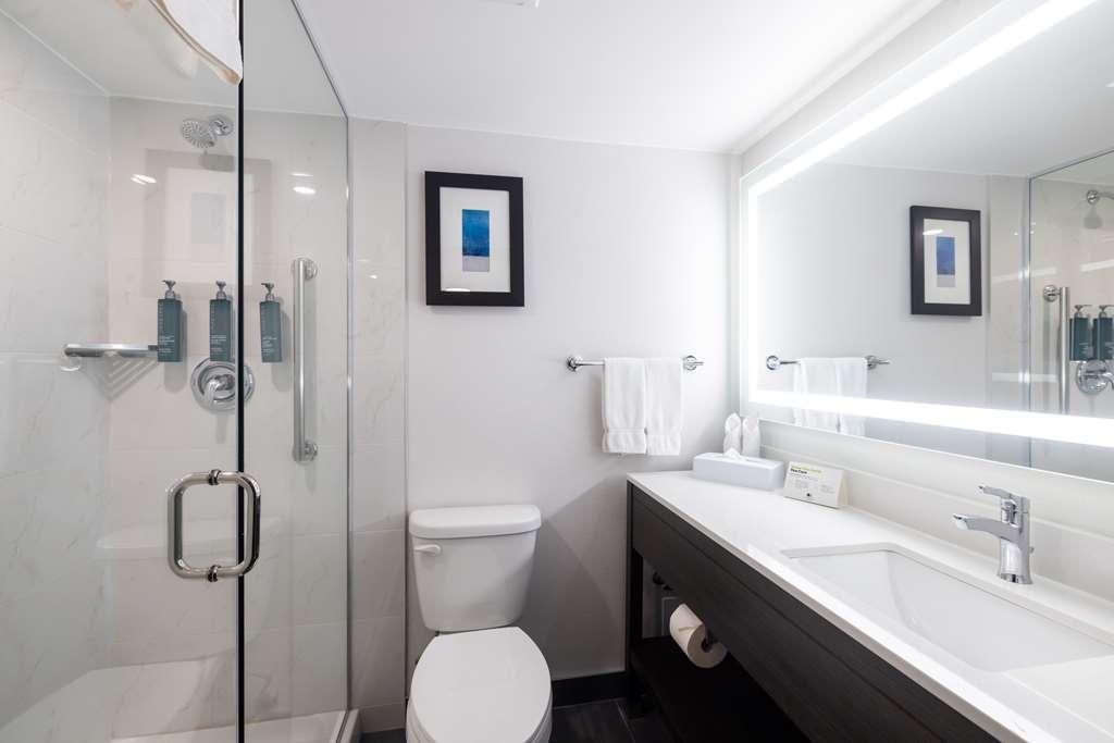 Doubletree By Hilton Calgary North Hotell Exteriör bild